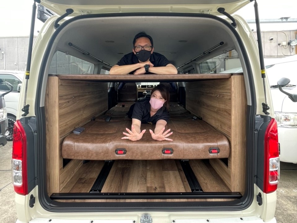 車中泊できる街乗り仕様車 ライトキャンピングカー Fd Box6 に新色 ヴィンテージブラウン が登場 ハイエース専門店カスタム情報ブログ Flexdream