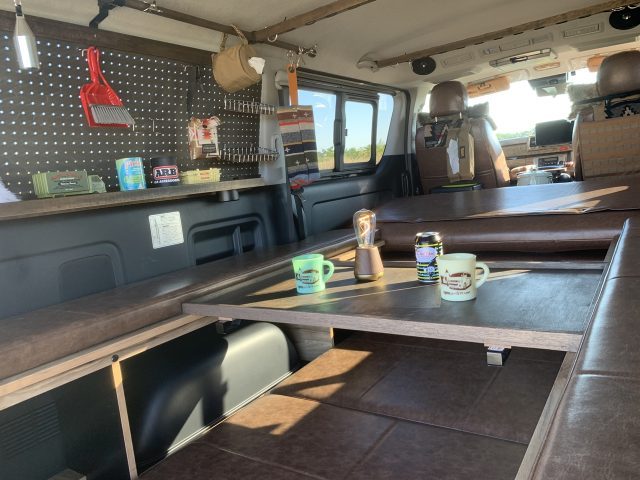 リアルウッドに拘った！☆NEW☆ハイエースインテリアパーツをご紹介 