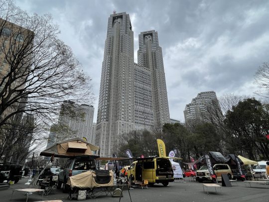 都庁前の新宿公園にランクル・ハイエースを展示_東京アウトサイドフェスティバル2022