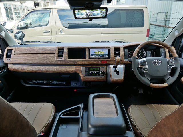 東北キャンピングカーフェア-夢メッセみやぎ-ハイエース-丸目ハイエース-FDclassic-MONOBOX-インテリアウッドパネル-特選車-flexdream