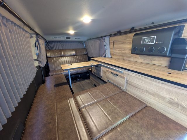 日産車フェア-キャラバン-丸目フェイス換装-FDclassic-車中泊できる街乗り仕様車-FDBOXV11-対面リビングモード-flexdream