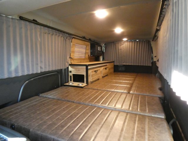 日産車フェア-キャラバン-丸目フェイス換装-FDclassic-車中泊できる街乗り仕様車-FDBOXV11-フルフラットベッドモード-flexdream