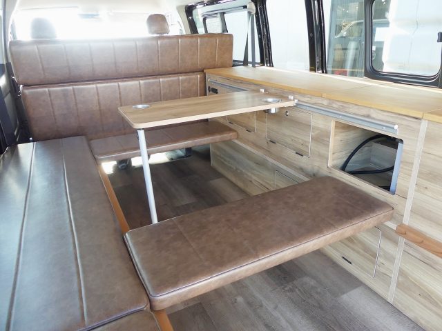 新春初売り特選車-カスタムデモカー-ハイエース-丸目ハイエース-スーパーロング-車中泊できる街乗り仕様車-FDBOXV10-対面式レイアウト-flexdream