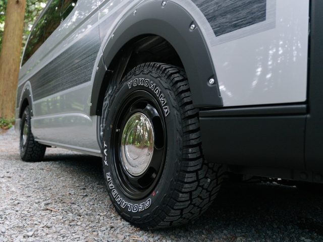 ジャパンキャンピングカーショー-ハイエース-丸目ハイエース-車中泊できる街乗り仕様車-FDBOXW03-サイドウッドラッピング-GEOLANDAR-BR00-flexdream