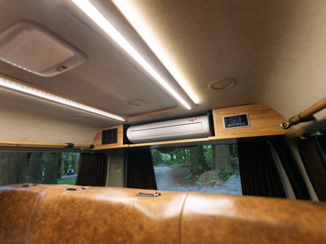 ジャパンキャンピングカーショー-ハイエース-丸目ハイエース-車中泊できる街乗り仕様車-FDBOXW03-天井アンビエントライト-12Vクーラー-flexdream