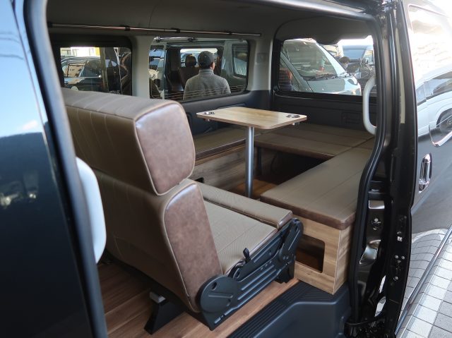 ジャパンキャンピングカーショー-ハイエース-8ナンバーキャンピング-車中泊できる街乗り仕様車-FDBOXW09-タオ面識シートアレンジ-flexdream