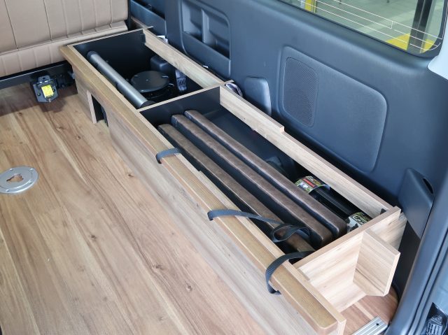 ジャパンキャンピングカーショー-ハイエース-8ナンバーキャンピング-車中泊できる街乗り仕様車-FDBOXW09-専用家具-ベッドマット収納-flexdream