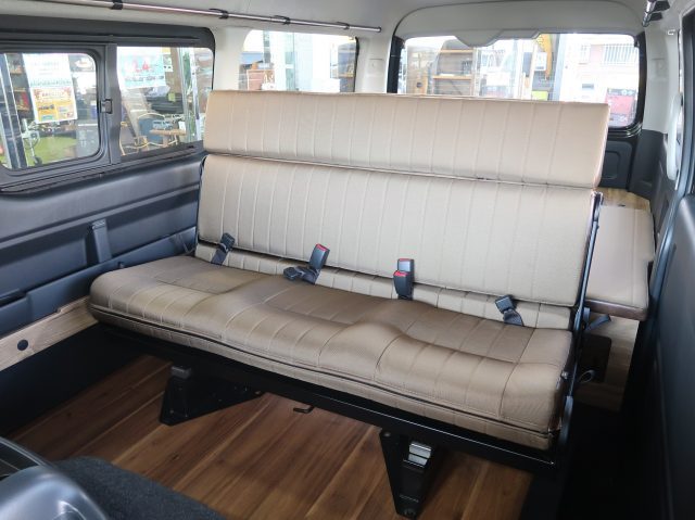 ジャパンキャンピングカーショー-ハイエース-8ナンバーキャンピング-車中泊できる街乗り仕様車-FDBOXW09-IHARA立体成型シート-flexdream
