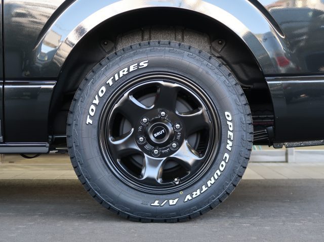 ジャパンキャンピングカーショー-ハイエース-8ナンバーキャンピング-車中泊できる街乗り仕様車-FDBOXW09-TOYOOPENCOUNTRYAT3-BRUTBR44-flexdream