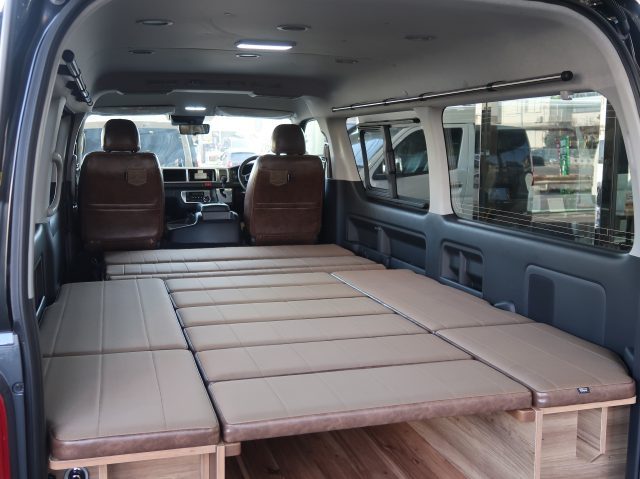 ジャパンキャンピングカーショー-ハイエース-8ナンバーキャンピング-車中泊できる街乗り仕様車-FDBOXW09-フルフラット展開-flexdream