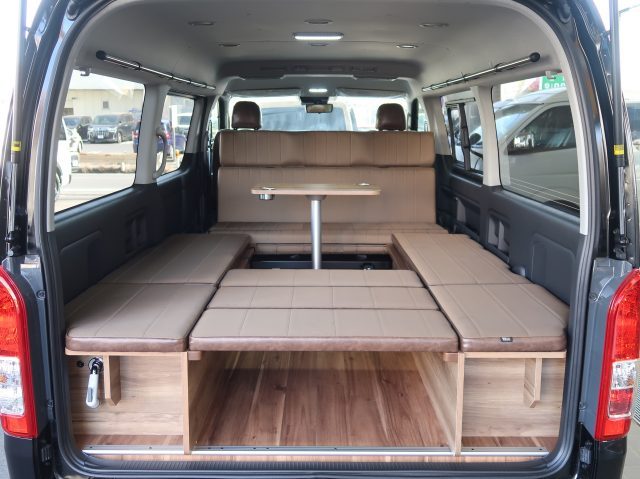 ジャパンキャンピングカーショー-ハイエース-8ナンバーキャンピング-車中泊できる街乗り仕様車-FDBOXW09-対面式シートアレンジ-テーブル-flexdream