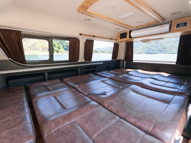 ジャパンキャンピングカーショー-ハイエース-丸目ハイエース-車中泊できる街乗り仕様車-FDBOXW03-フルフラット展開-flexdream