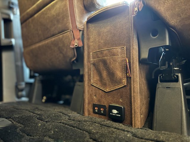 デリカD5-新型デリカD5-コンプリートパッケージ-ジャパンキャンピングカーショー-クラフトプラスコラボセンターコンソール-新型デリカ用-USBtypeCポート-flexdream