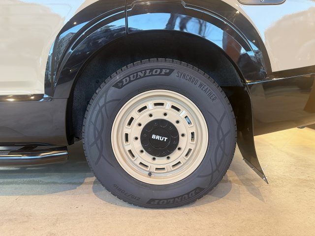 新型デリカD5-ベージュ_カスタム-BRUT_BR70アルミホイール-DUNLOP_シンクロウェザー_タイヤ-東京オートサロン2026出展車