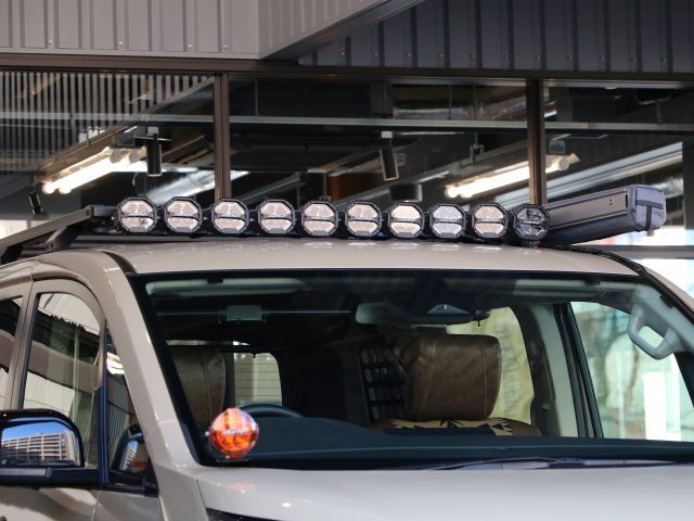 新型デリカD5-ベージュ_カスタム-IPF_ルーフラック＋4インチ_オクタゴン_LEDランプ×10個＋ボンネット_4インチ_ラウンド_LEDランプ-東京オートサロン2026出展車