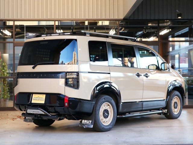 新型デリカD5-ベージュ_カスタム_右後-東京オートサロン2026出展車