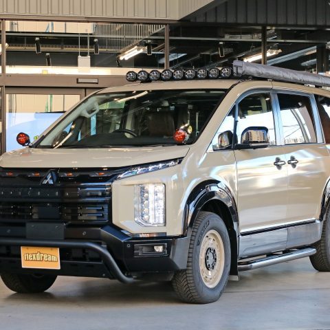 新型デリカD5-ベージュ_カスタム_左前-IPFルーフラック＋ARBサイドオーニング-東京オートサロン2026出展車