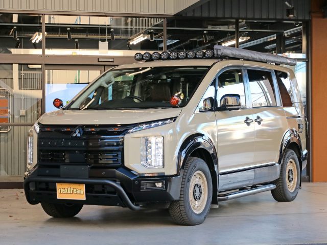 新型デリカD5-ベージュ_カスタム_左前-IPFルーフラック＋ARBサイドオーニング-東京オートサロン2026出展車