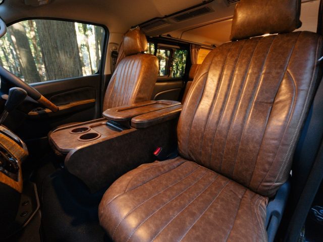 キャラバン-車中泊出来る街乗り仕様車-FDBOXV11-丸目換装-FDclassic-ブラウンレザー調シートカバー-flexdream