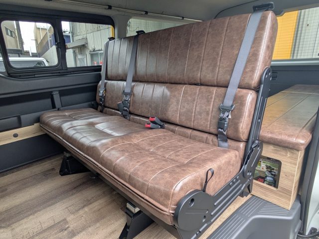 大阪キャンピングカーショー-新型ハイエース-9型ハイエース-車中泊できる街乗り仕様車-FDBOXW09-フルフラット展開対面式アレンジ可能シート-flexdream