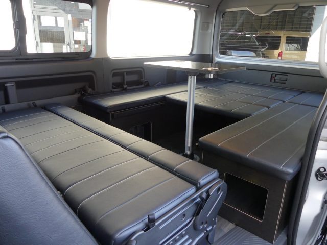 大阪キャンピングカーショー-新型ハイエース-9型ハイエース-車中泊できる街乗り仕様車-FDBOXW09-多彩なシートアレンジ-flexdream