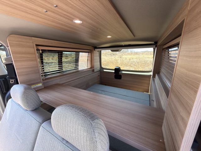 神奈川キャンピングカーフェア-キャラバンMYROOM-マイルーム-木目調インテリア-flexdream