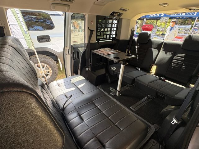 starcamp_スターキャンプ_デリカD5_トライスターカスタムデモカー_MONOBOX_Di-seat_Di-seat用テーブル_対面式シートアレンジ