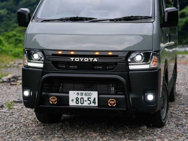 北海道キャンピングカー＆アウトドアショー_新型ハイエース_MONOBOXH01_MONOBOXボンネットグリルセット_フロントブッシュバー_flexdream