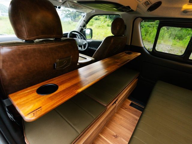 北海道キャンピングカー＆アウトドアショー_新型ハイエース_MONOBOXH01_ワンタッチリアテーブル_flexdream